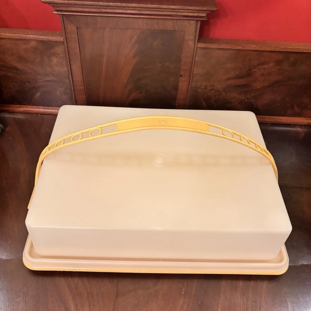 Vintage Tupperware Rectangular Cake Taker Carrier Harvest Gold Yellow Handle